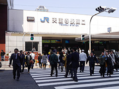 JR「天王寺駅」東口下車。