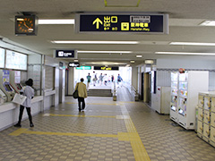 改札口を左。阪神電車方面へ。