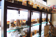 標本ビンに200種の生薬を展示しています。