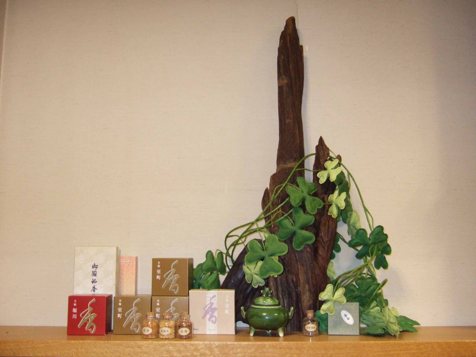   店内はやさしいお香のかおり。癒しの空間です。健康茶や健康食品も取り扱っております。