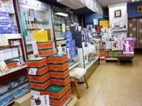 店内は落ち着いた配色。広々です。