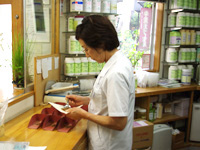 調剤風景。一人一人にあったお薬を作ります。
