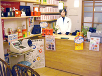 相談スペース：店内は暖色系の照明で、落ち着いた雰囲気です。