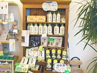 商品棚：浴剤やお茶もあります。