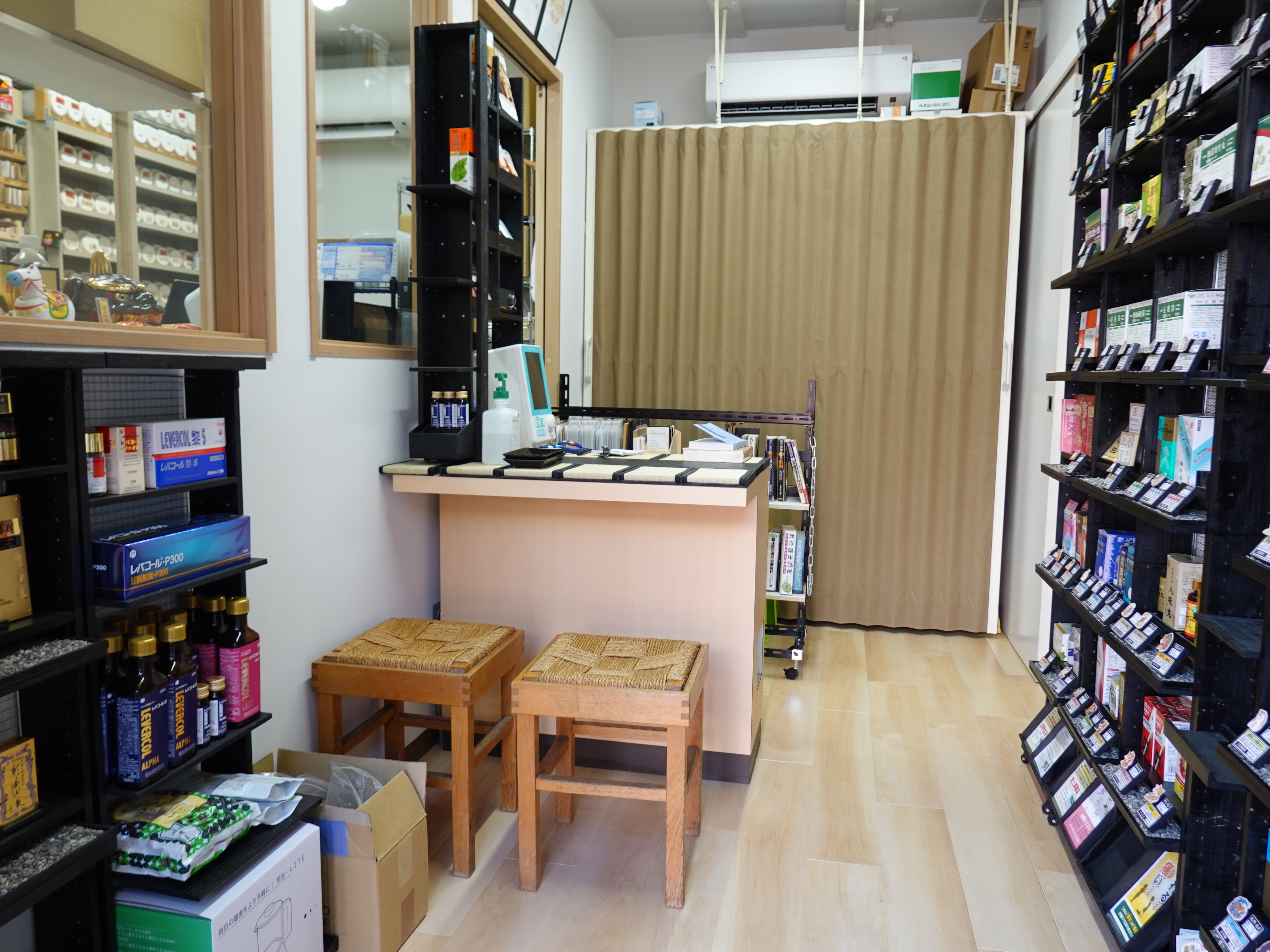 一人運営のコンパクトな店内