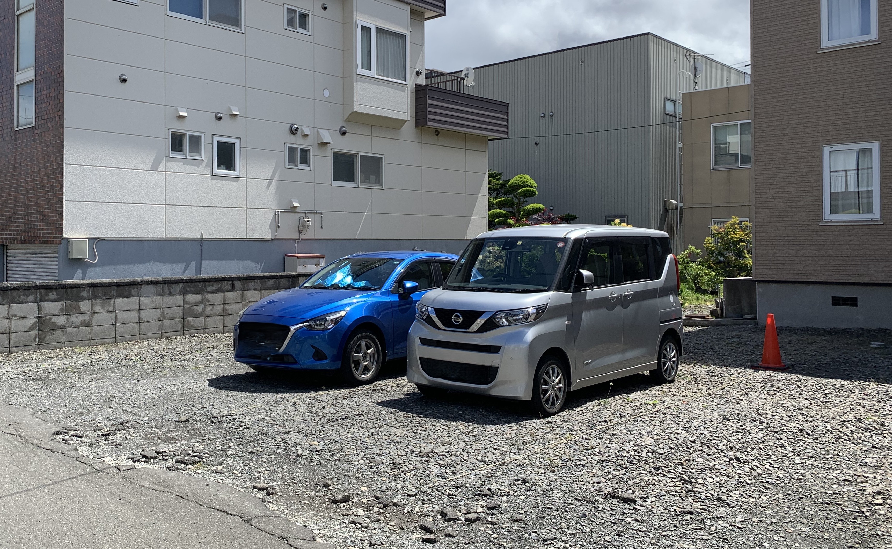 駐車場一台分（青い車の位置）