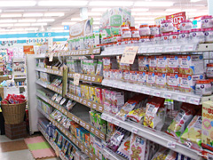 赤ちゃん用品、介護用品の品揃えは多く、特売の商品もございます。