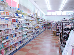 お手ごろな化粧品から、ちょっとリッチなものまで、お手にとって選んでいただけます。