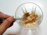 作り方2:シナモンパウダーを砂糖と混ぜ合わせる。