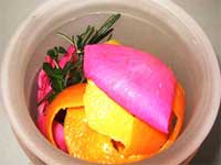 作り方2 ローズマリー・ペパーミント・バラの花・レモンの皮・オレンジの皮を入れる