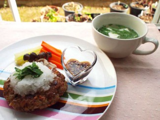 Recipe Image セロリおろしハンバーグ・豆腐とセロリの葉のスープ