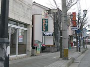 緑色の縦長の看板が見えます。