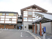 歩道の沿って北方向に歩き出し、振り返るとJR嵯峨嵐山のおシャレな駅にホットしてください。