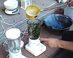 ミキサーに水を入れる